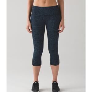 Lululemon Women's Free Runner Crop 19 Blue Black Legging Size 4